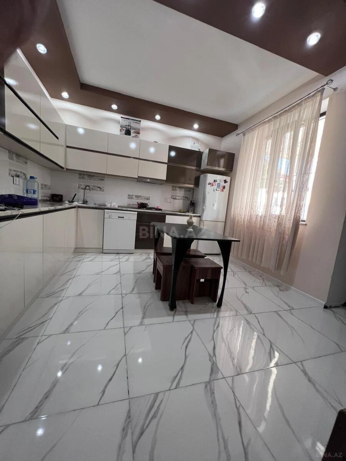 Kirayə verilir 6 otaqlı həyət evi 250 m²