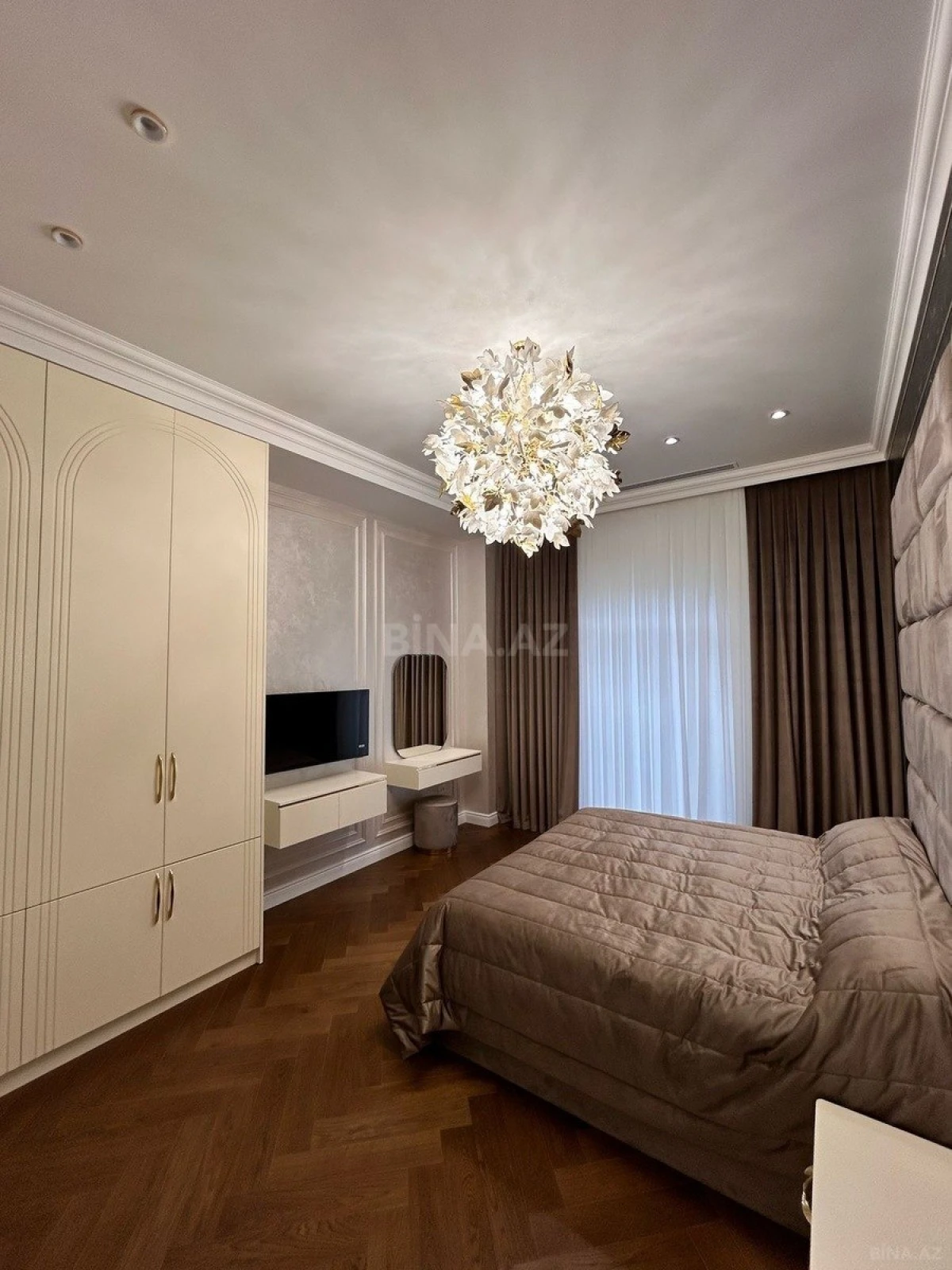 Satılır 4 otaqlı mənzil 150 m²