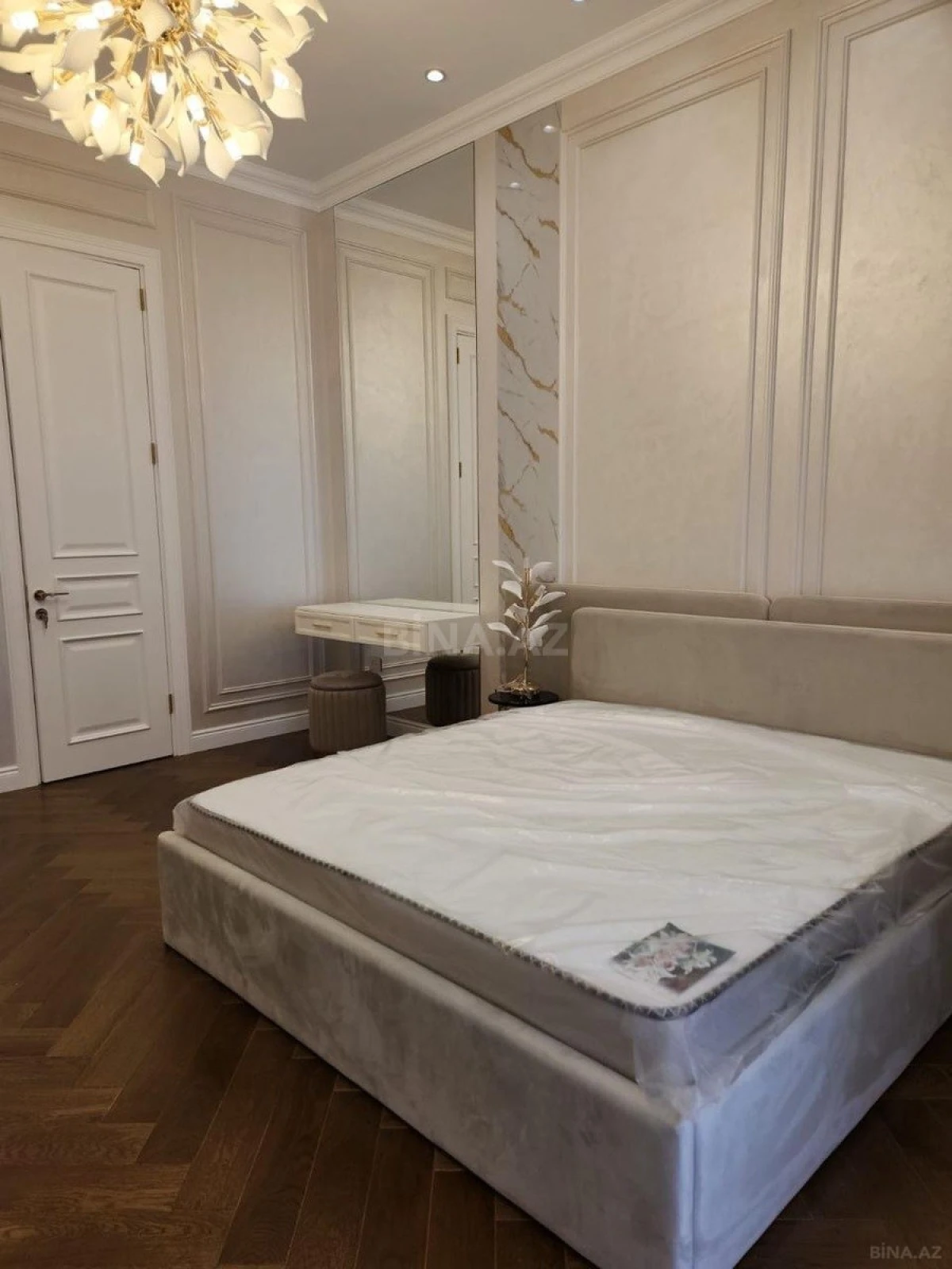 Satılır 4 otaqlı mənzil 150 m²