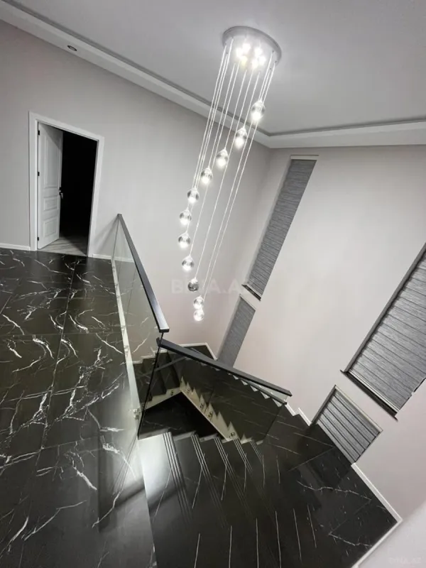 Satılır 5 otaqlı həyət evi 280 m²