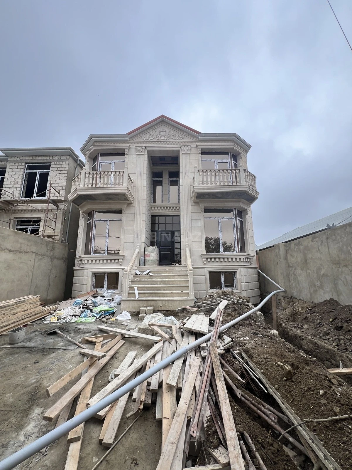 Satılır 6 otaqlı həyət evi 280 m²