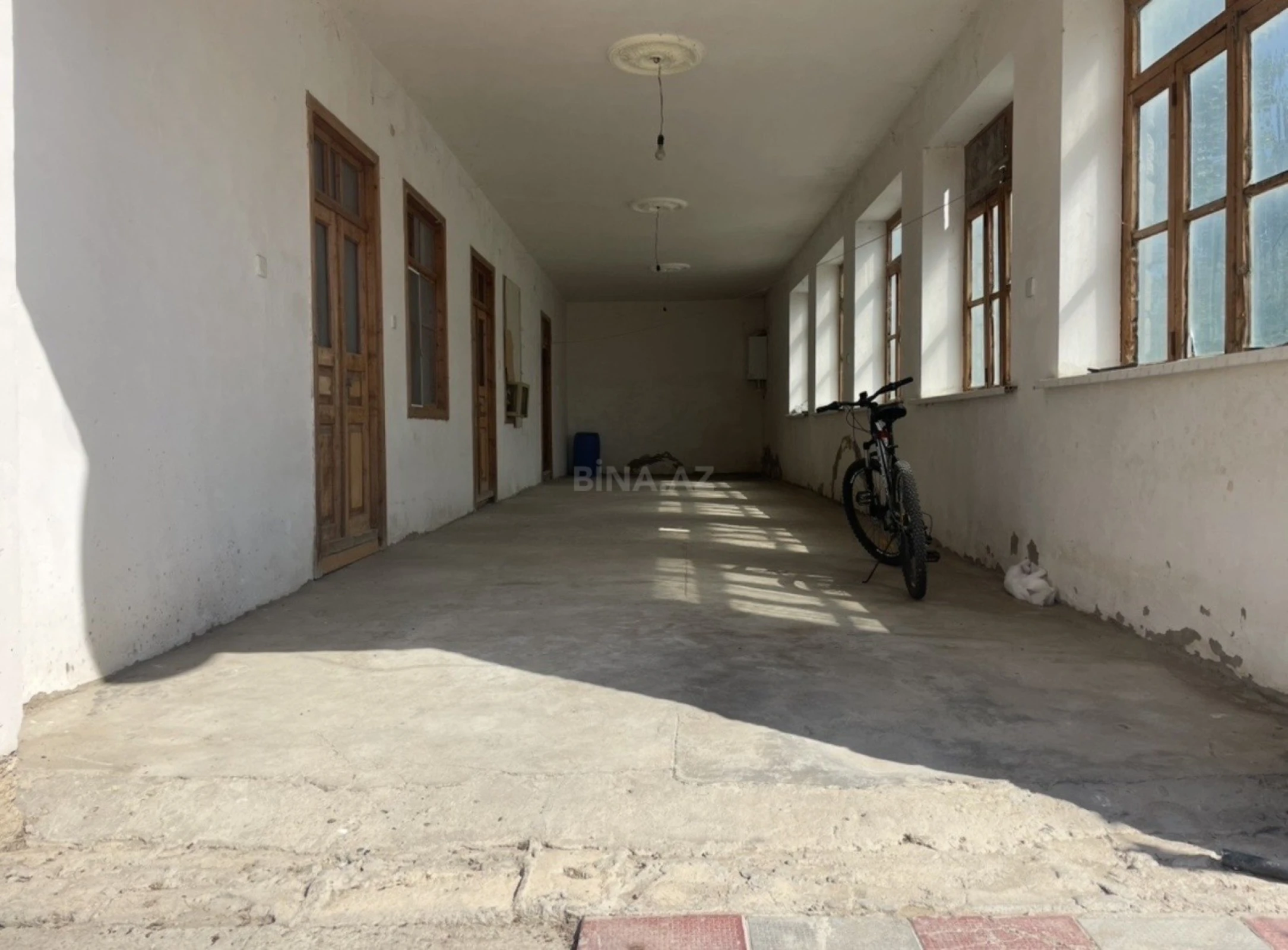 Satılır 10 otaqlı həyət evi 400 m²