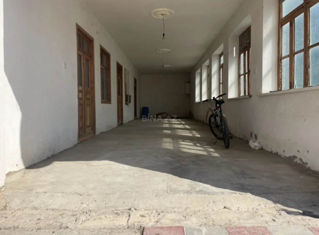 Satılır 10 otaqlı həyət evi 400 m²