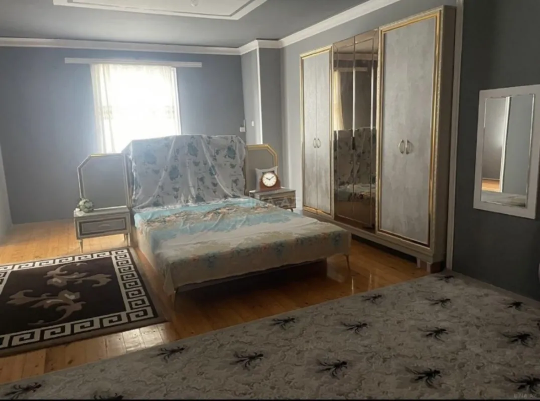 Satılır 10 otaqlı həyət evi 400 m²