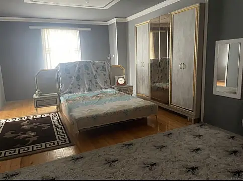 Satılır 10 otaqlı həyət evi 400 m²