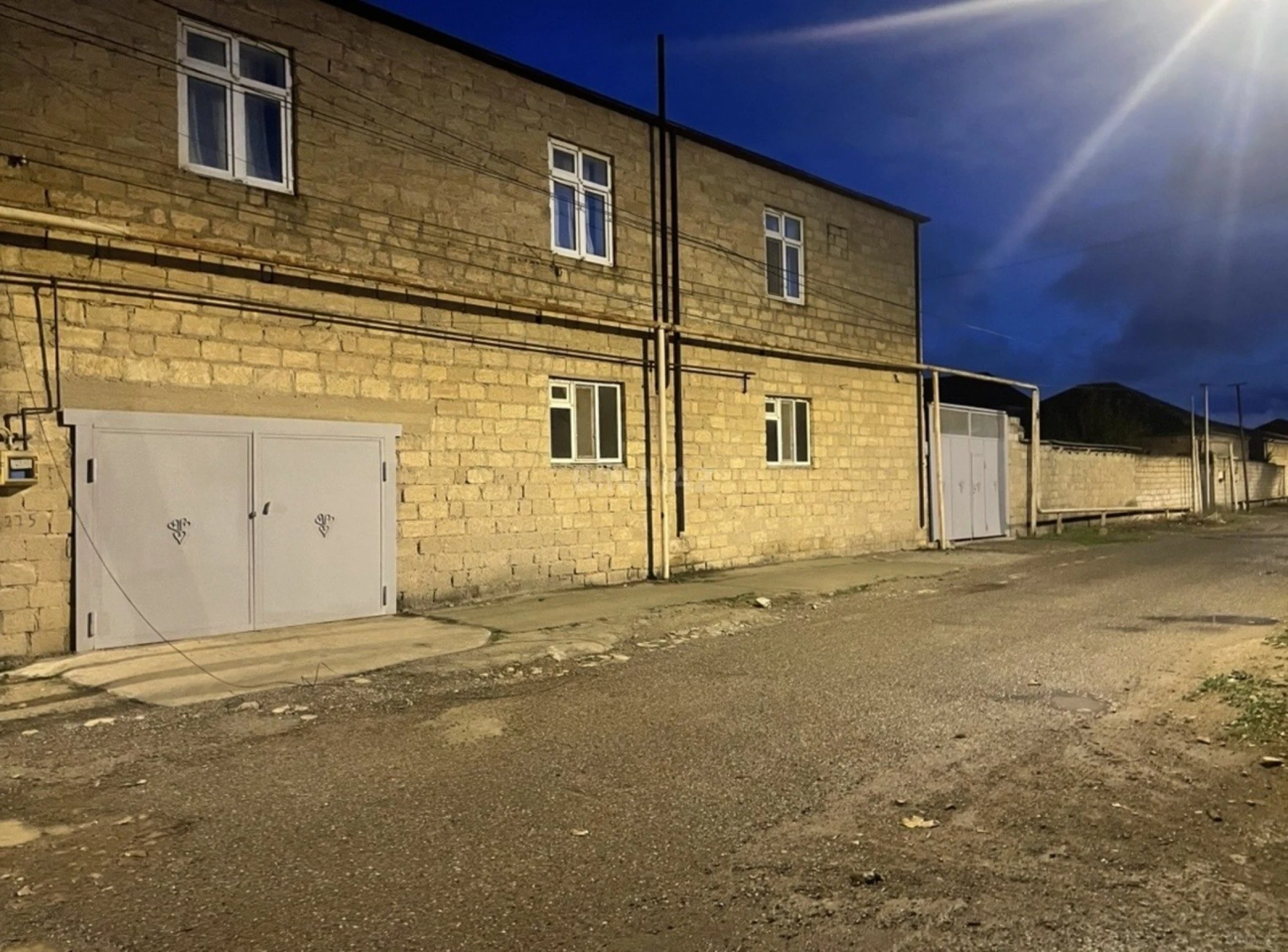 Satılır 10 otaqlı həyət evi 400 m²