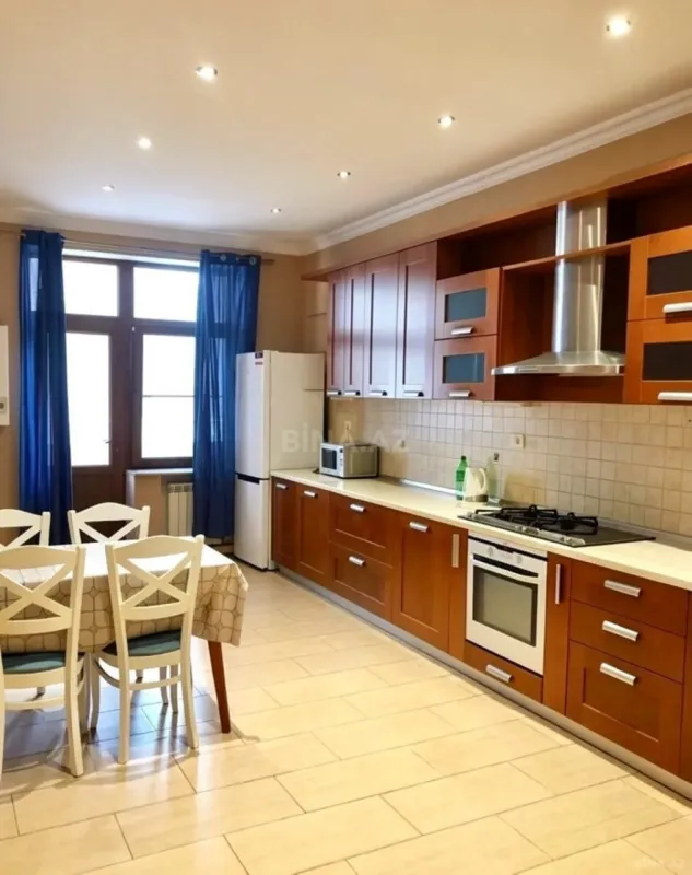 Kirayə verilir 3 otaqlı mənzil 145 m²