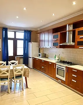 Kirayə verilir 3 otaqlı mənzil 145 m²