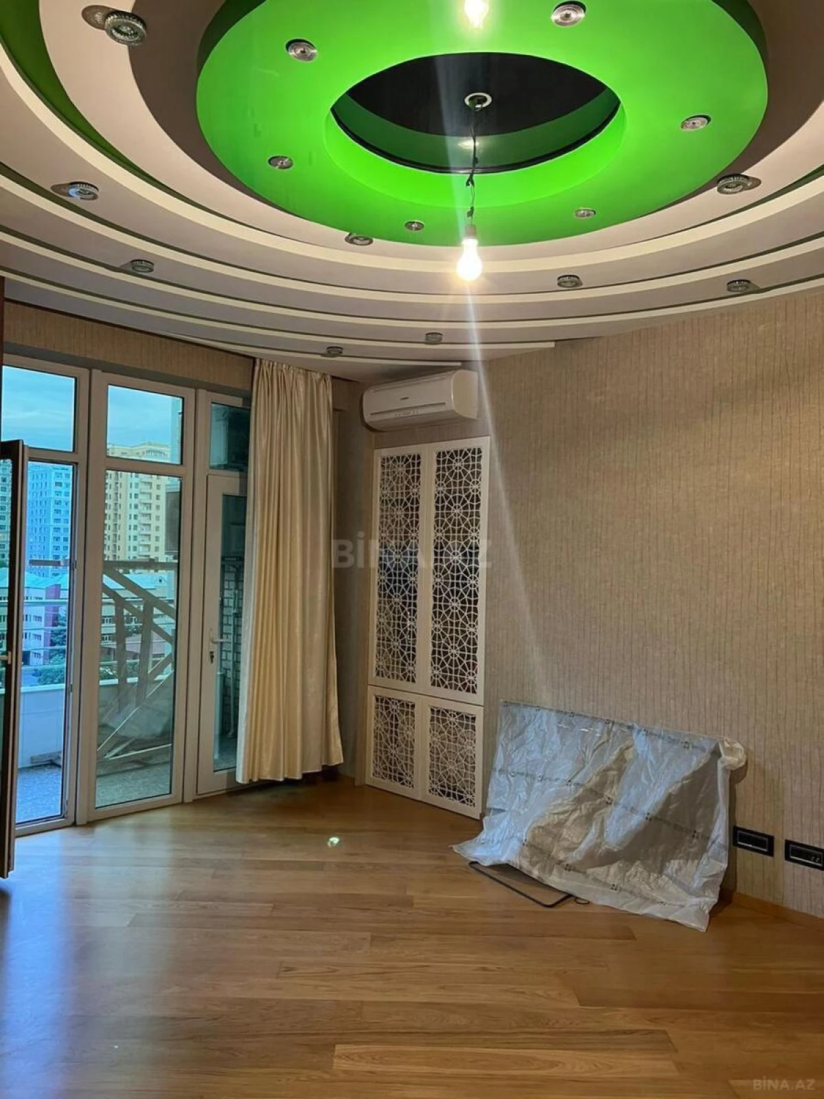 Satılır 4 otaqlı mənzil 181 m²