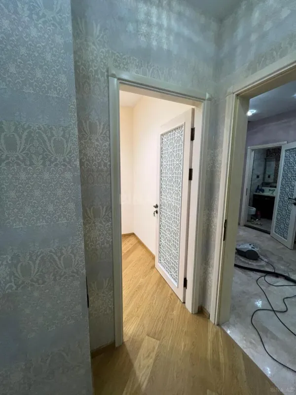 Satılır 4 otaqlı mənzil 181 m²