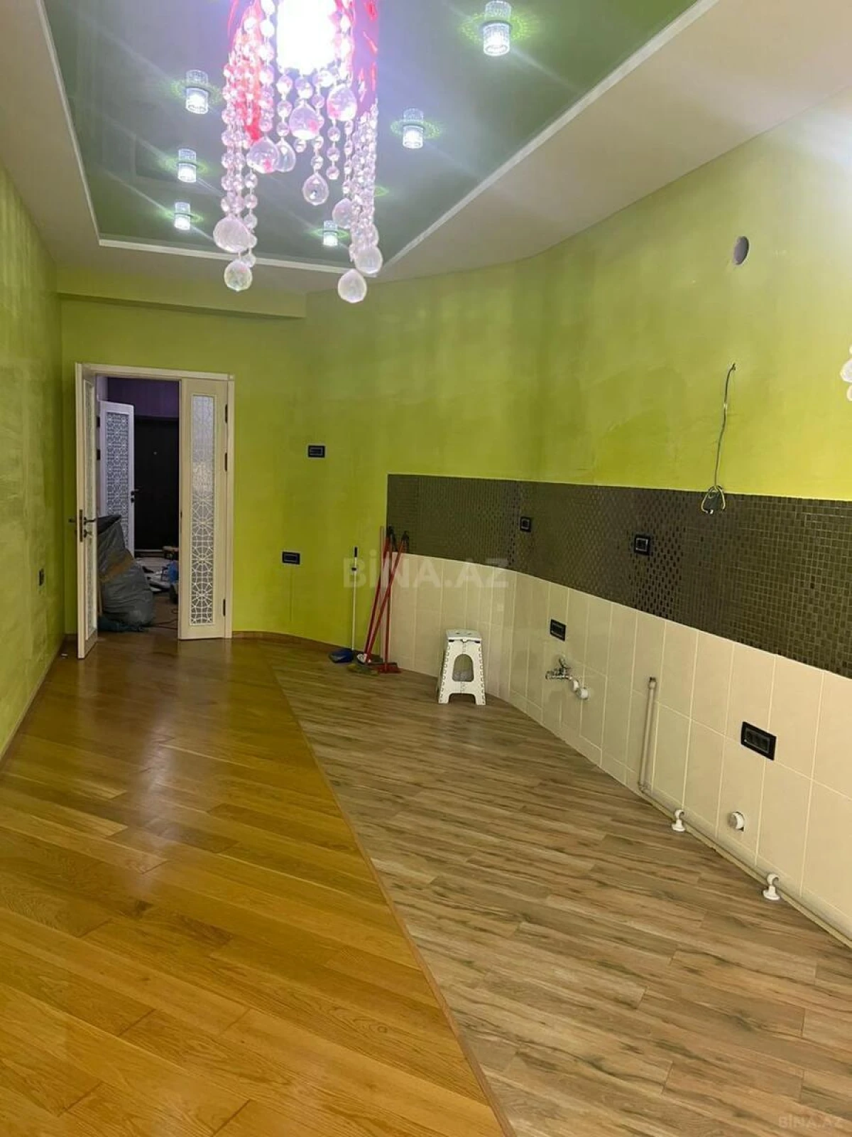Satılır 4 otaqlı mənzil 181 m²