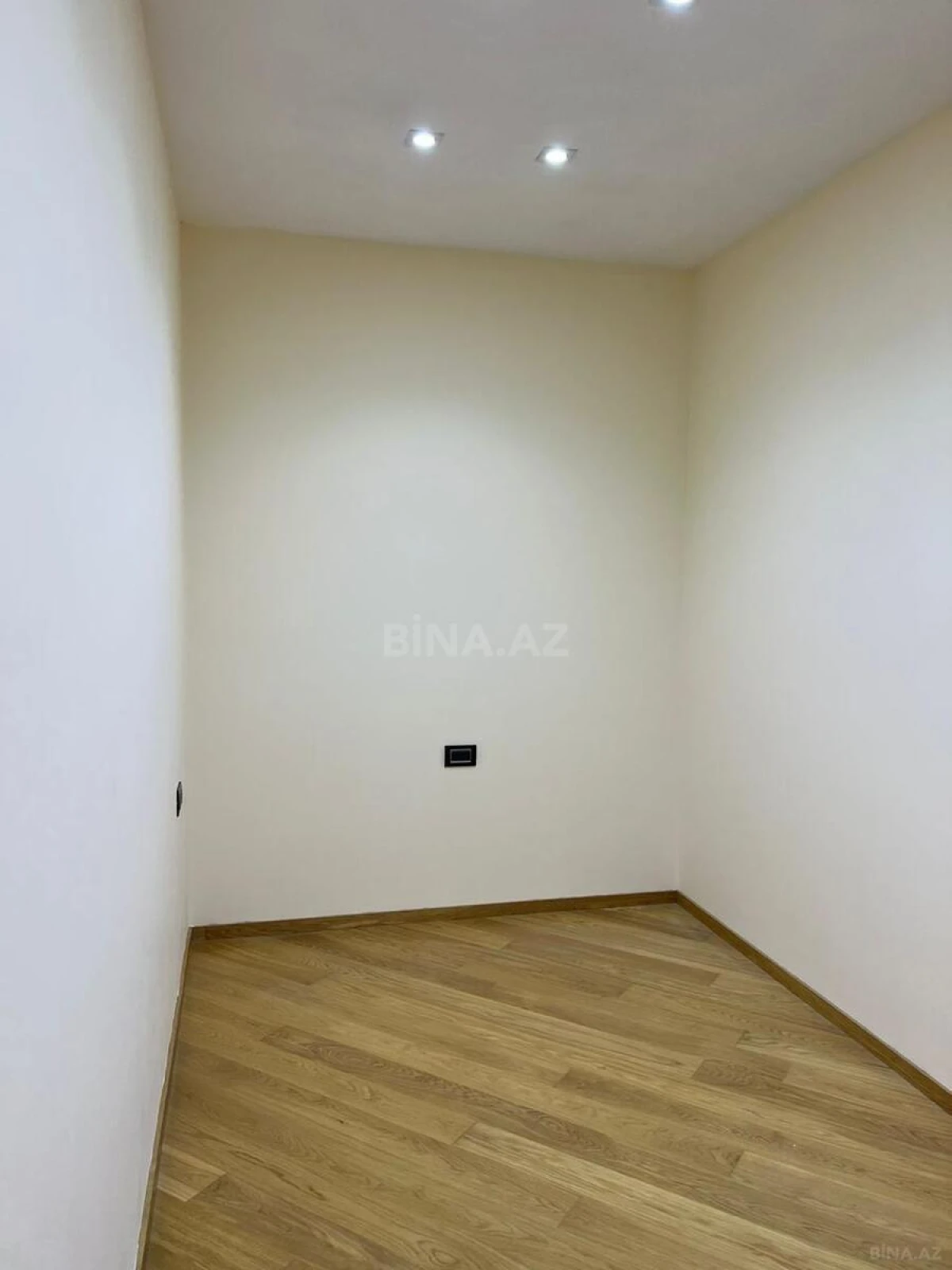 Satılır 4 otaqlı mənzil 181 m²