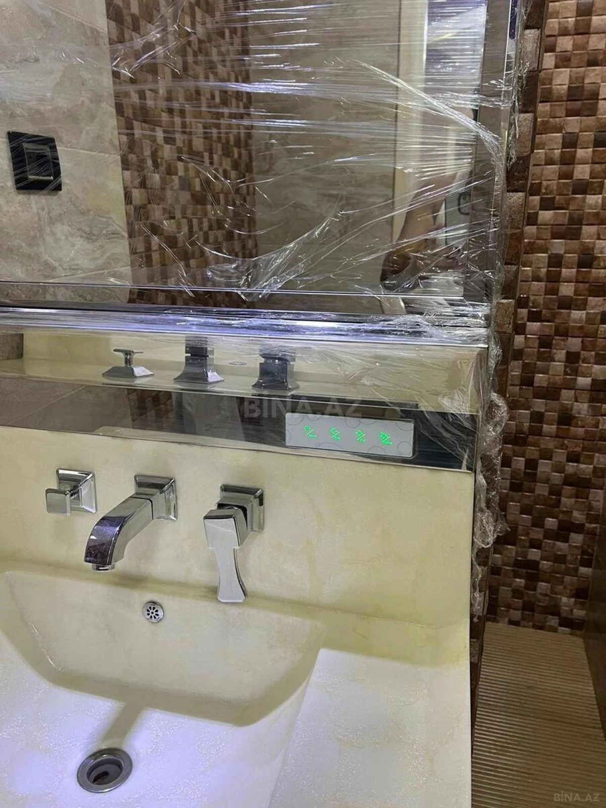 Satılır 4 otaqlı mənzil 181 m²