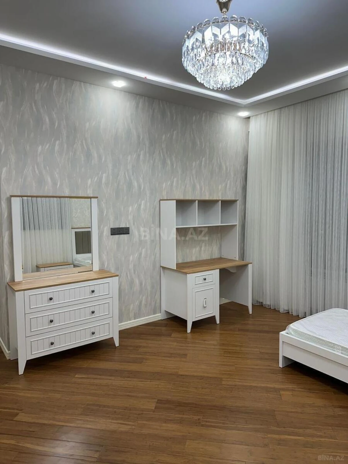 Kirayə verilir 4 otaqlı mənzil 170 m²