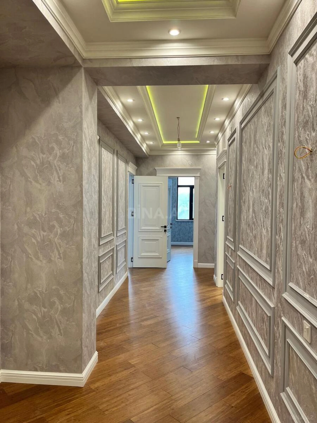 Satılır 4 otaqlı mənzil 143 m²