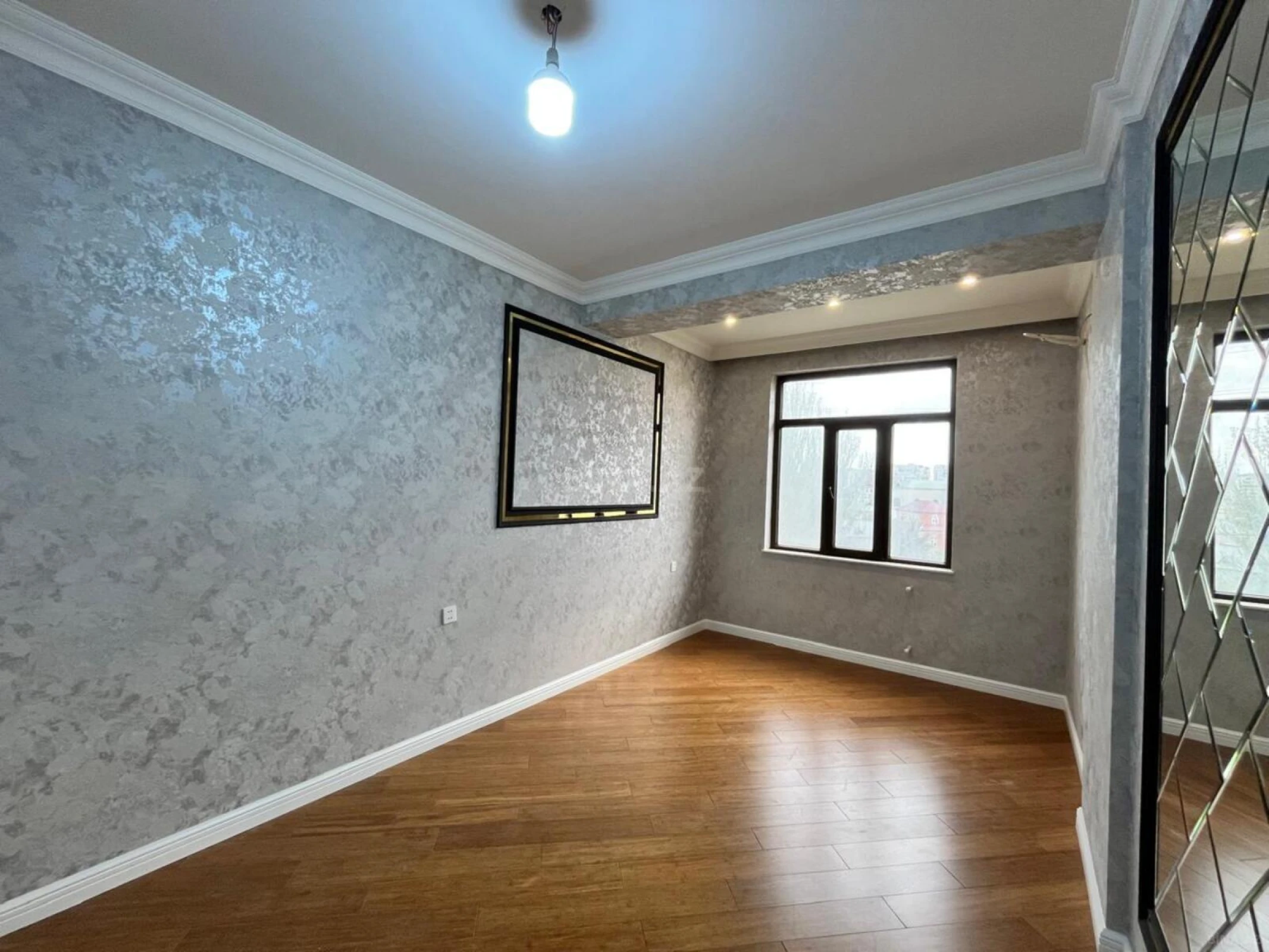 Satılır 4 otaqlı mənzil 143 m²