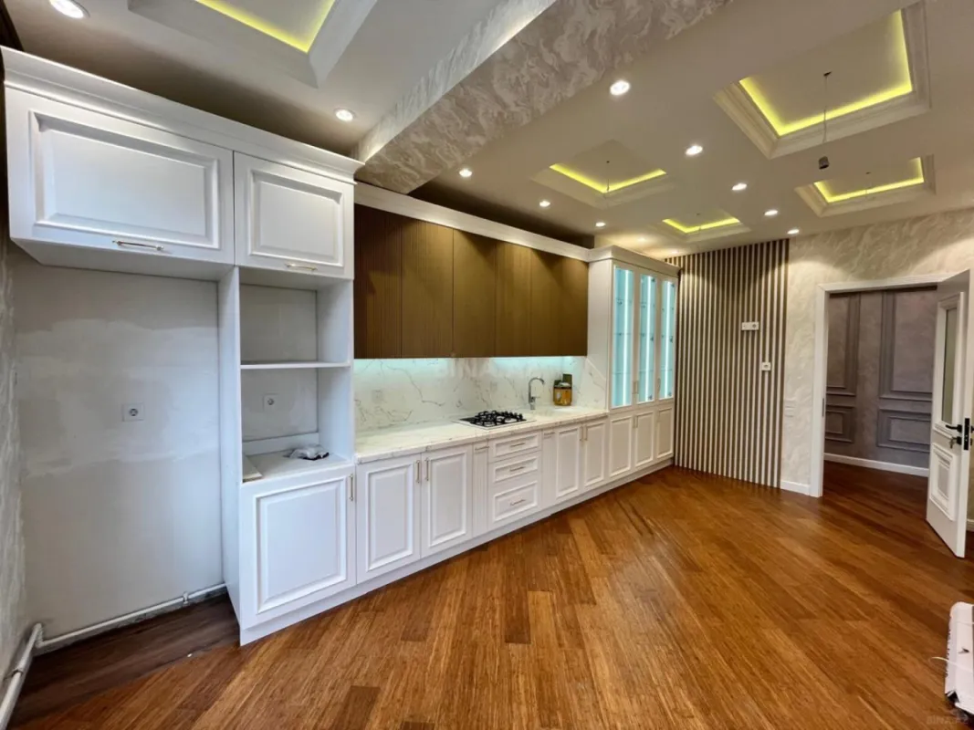 Satılır 4 otaqlı mənzil 143 m²