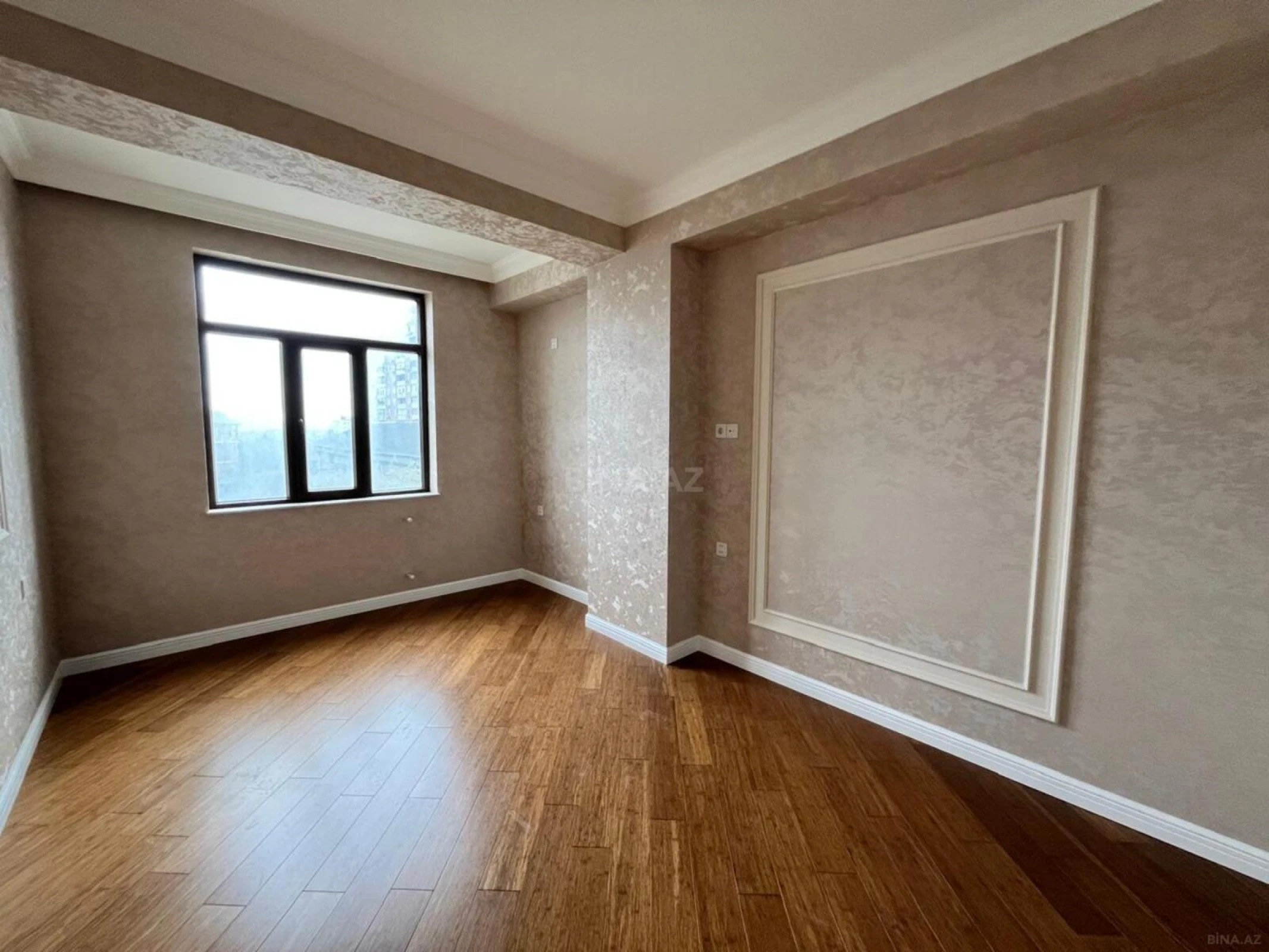Satılır 4 otaqlı mənzil 143 m²