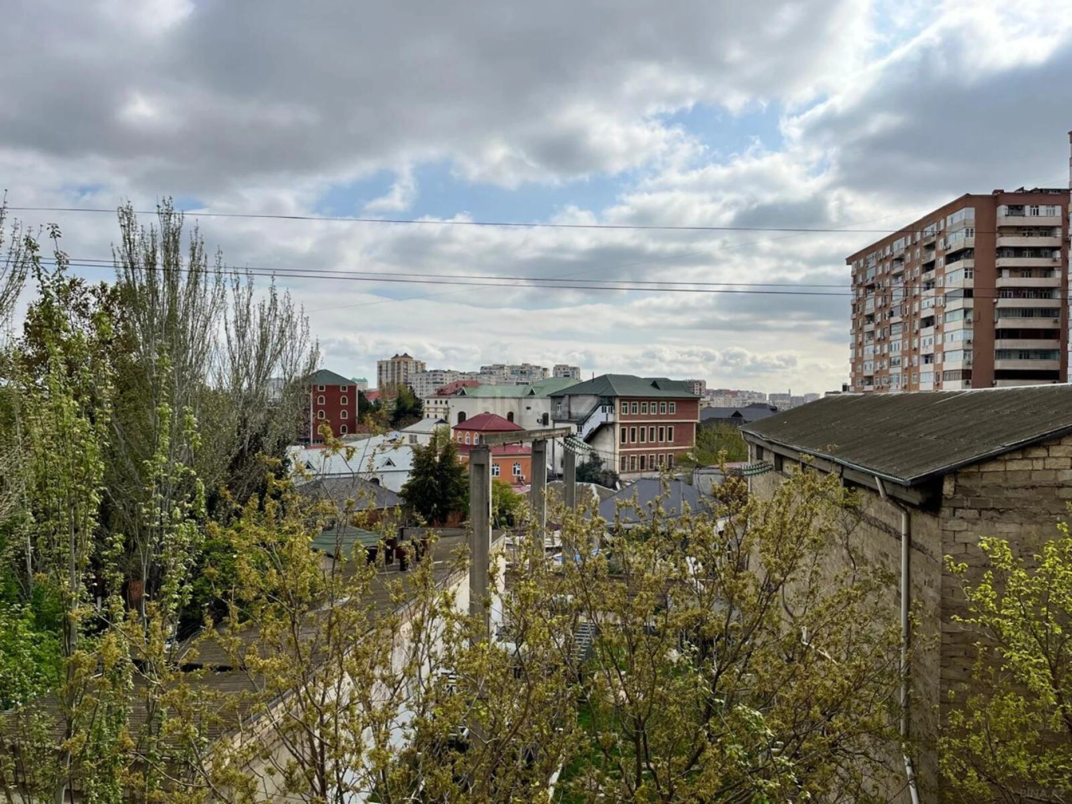 Satılır 4 otaqlı mənzil 143 m²
