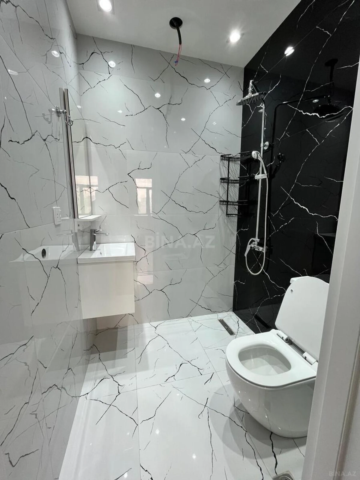 Satılır 4 otaqlı mənzil 143 m²