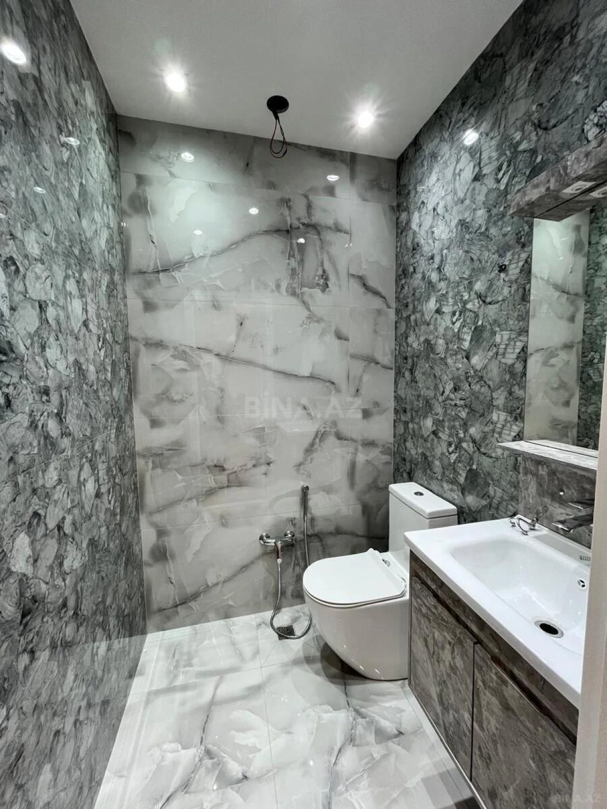 Satılır 4 otaqlı mənzil 143 m²