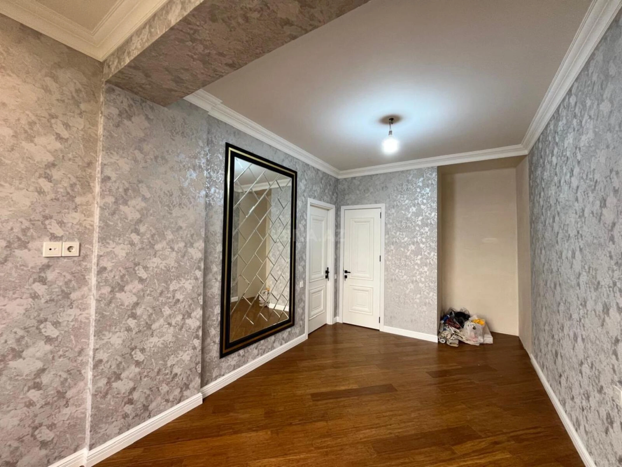 Satılır 4 otaqlı mənzil 143 m²