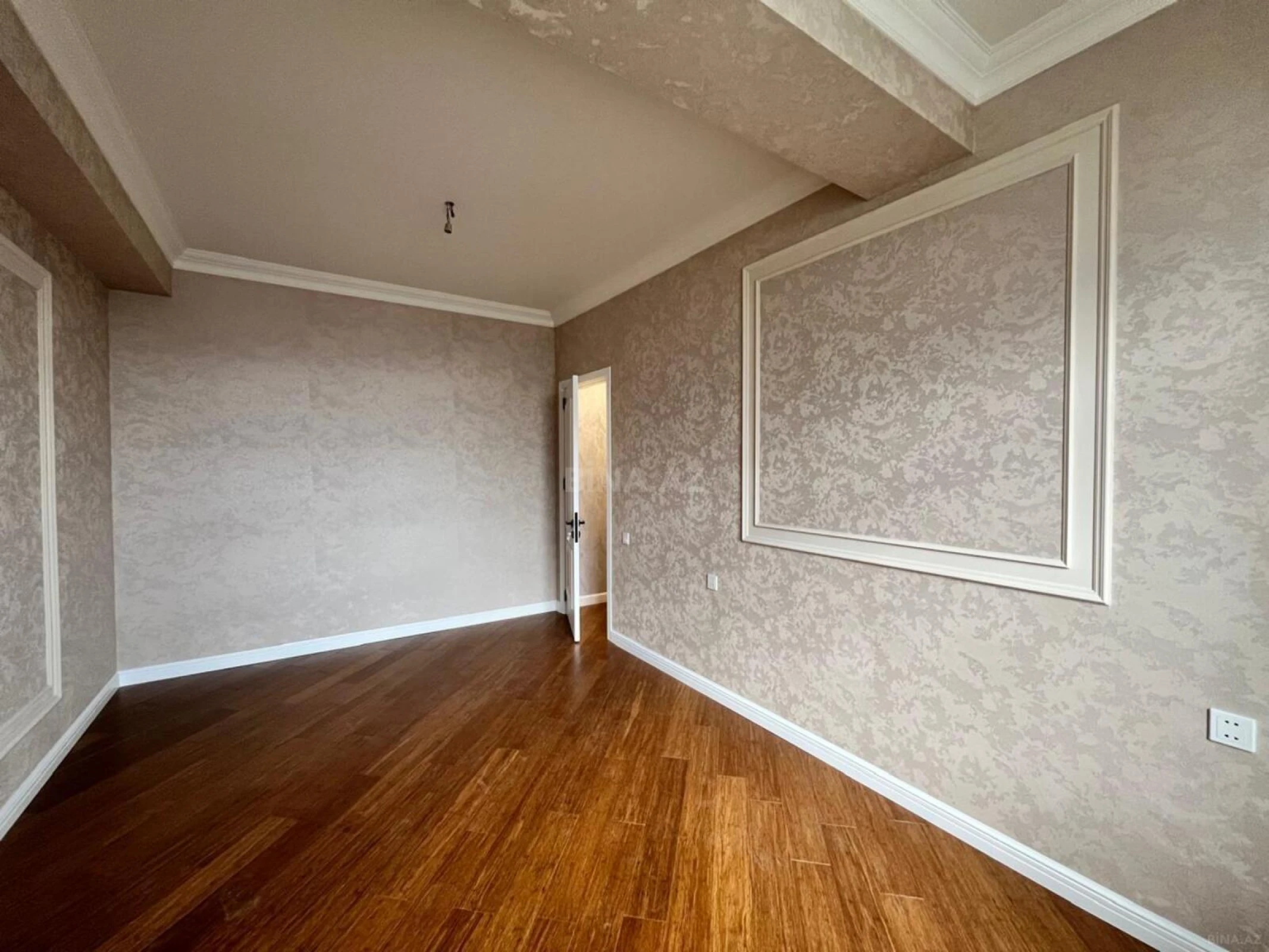Satılır 4 otaqlı mənzil 143 m²