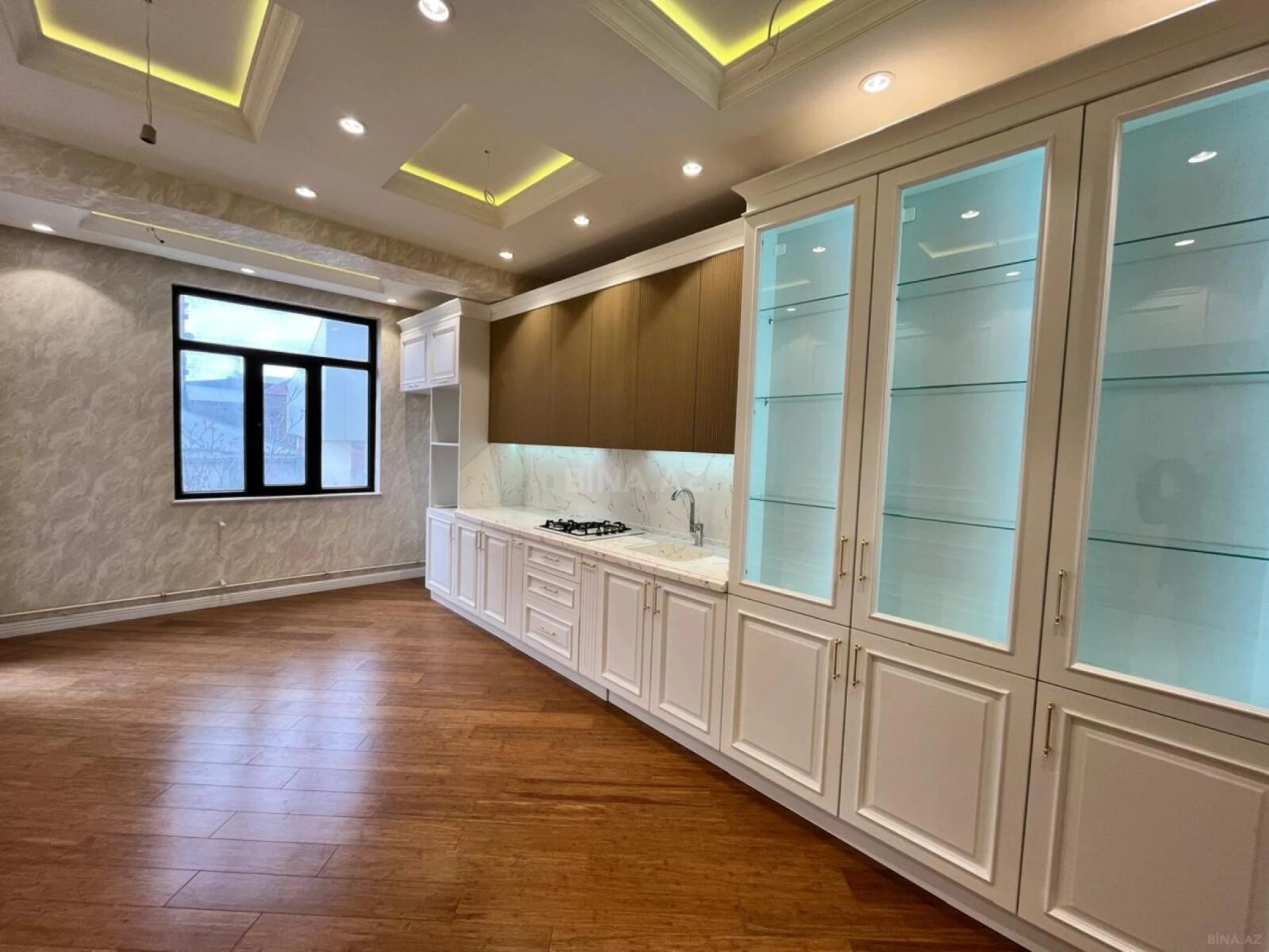 Satılır 4 otaqlı mənzil 143 m²