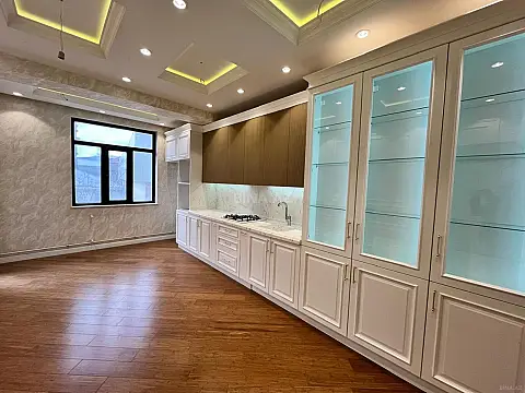 Satılır 4 otaqlı mənzil 143 m²