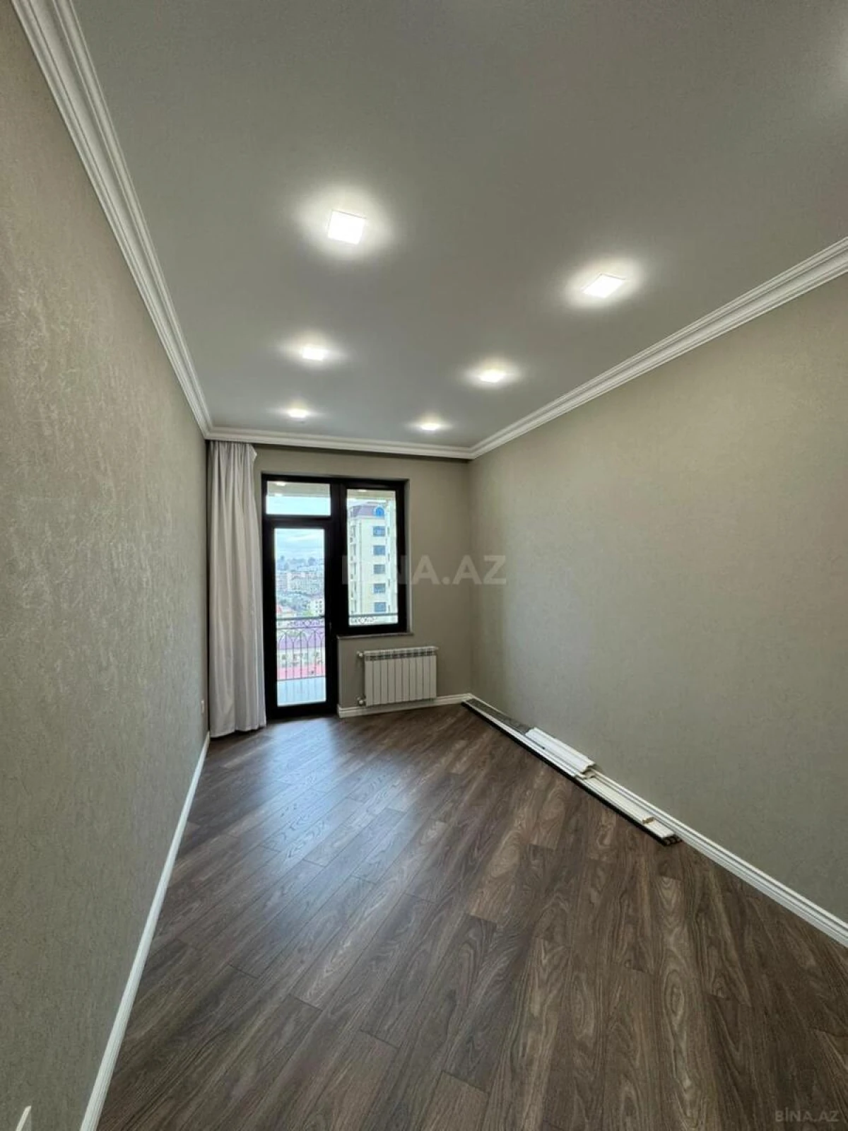 Satılır 4 otaqlı mənzil 120 m²