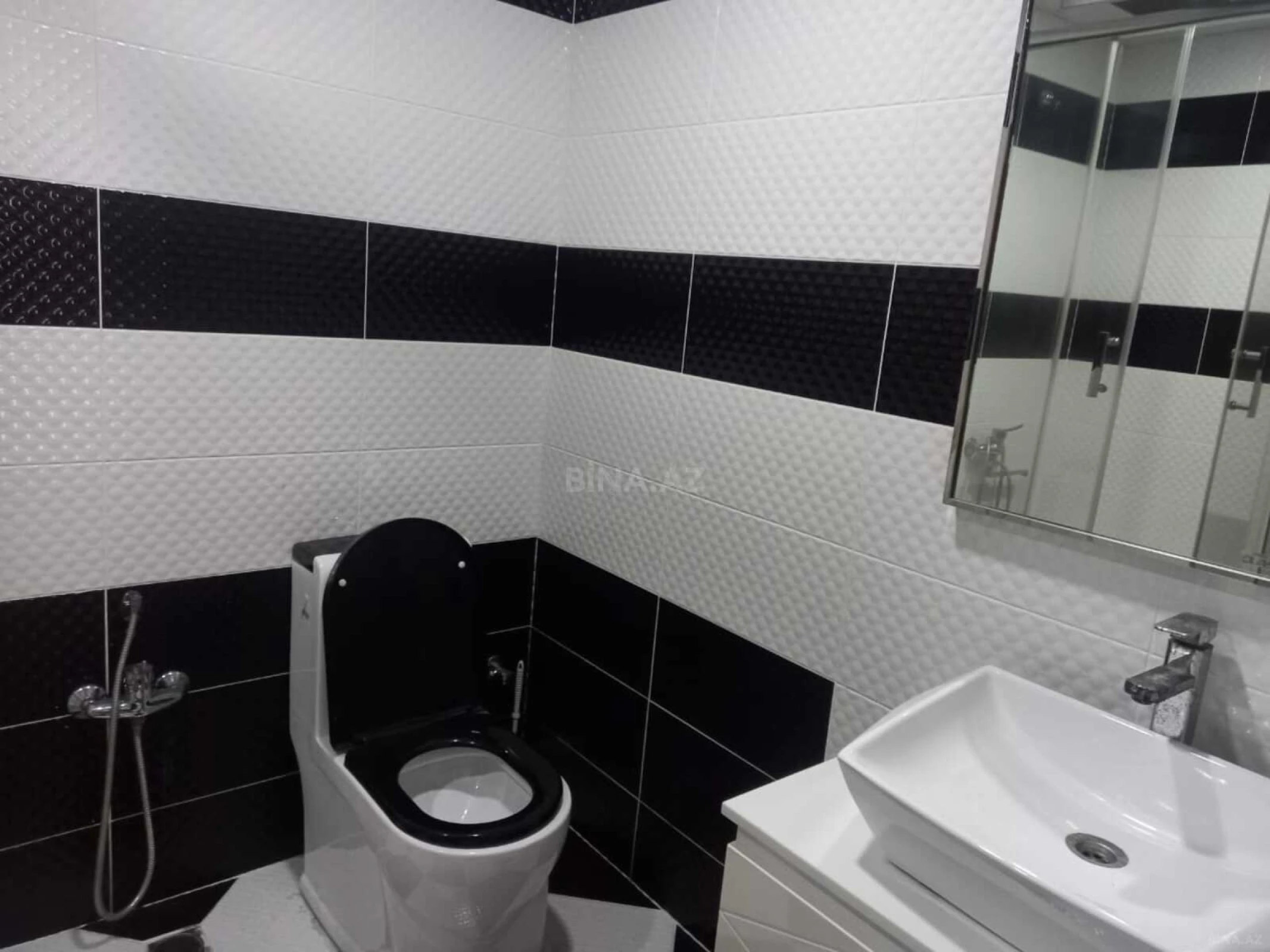 Satılır 3 otaqlı mənzil 135 m²