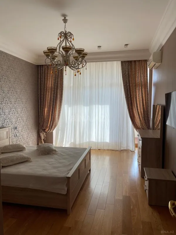 Satılır 4 otaqlı mənzil 244 m²