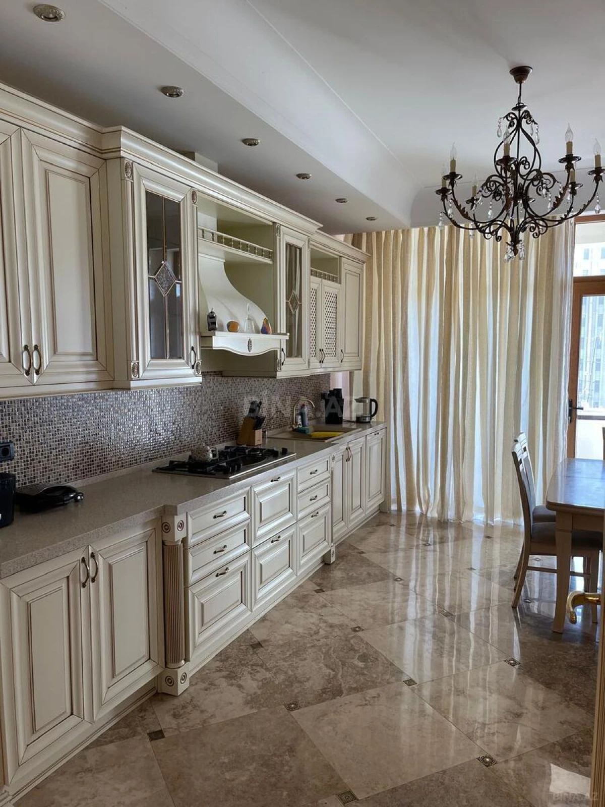 Satılır 4 otaqlı mənzil 244 m²