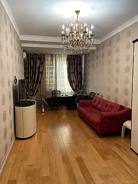 Satılır 4 otaqlı mənzil 244 m²