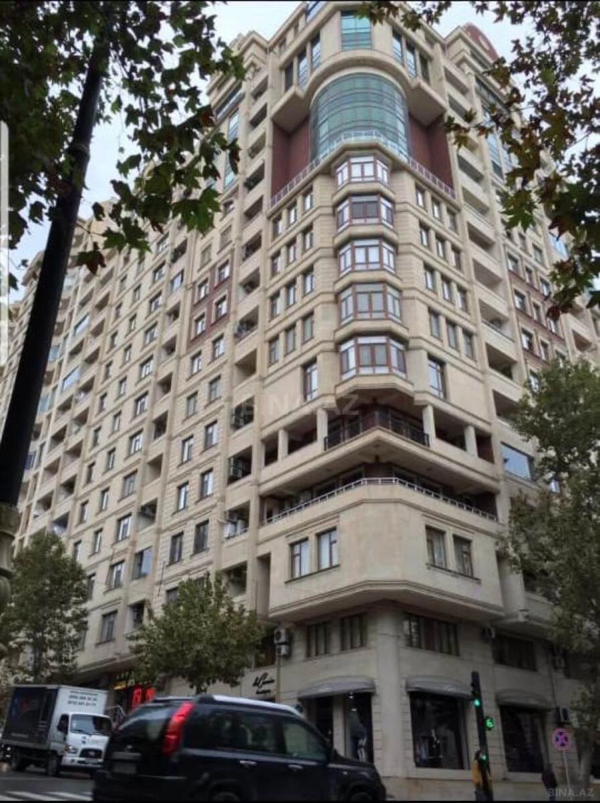 Satılır 4 otaqlı mənzil 244 m²