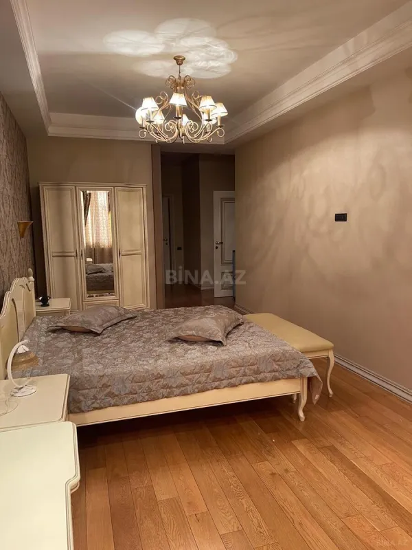 Satılır 4 otaqlı mənzil 244 m²