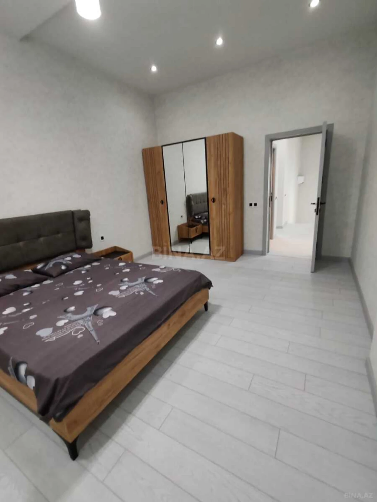 Satılır 5 otaqlı həyət evi 300 m²