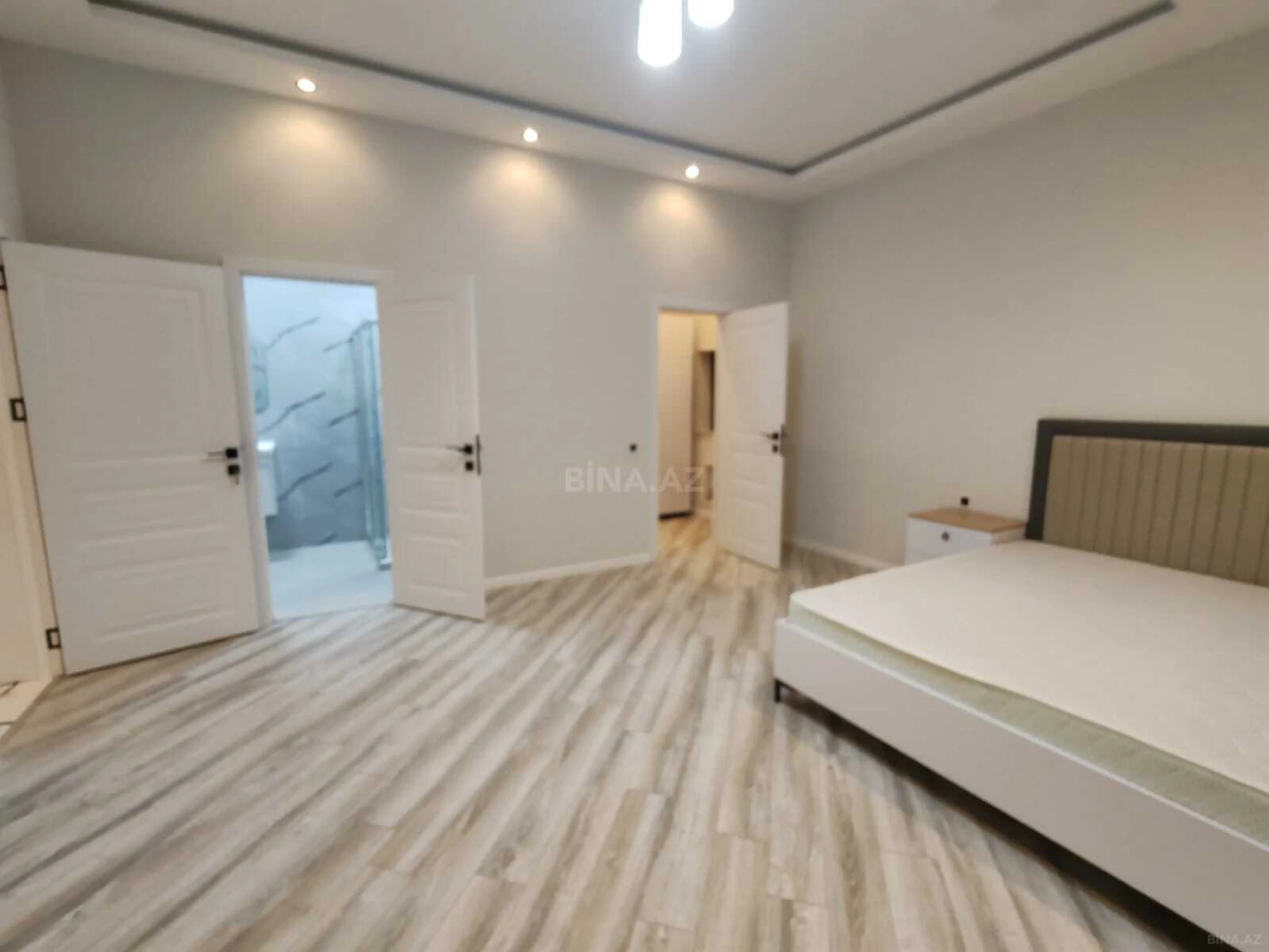 Satılır 5 otaqlı həyət evi 300 m²
