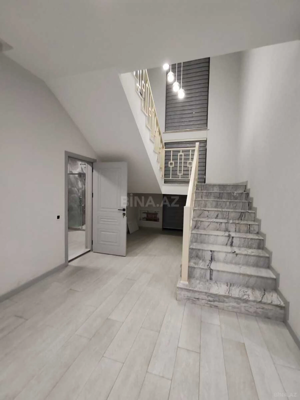 Satılır 5 otaqlı həyət evi 300 m²