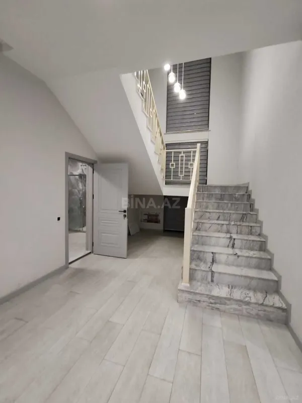 Satılır 5 otaqlı həyət evi 300 m²