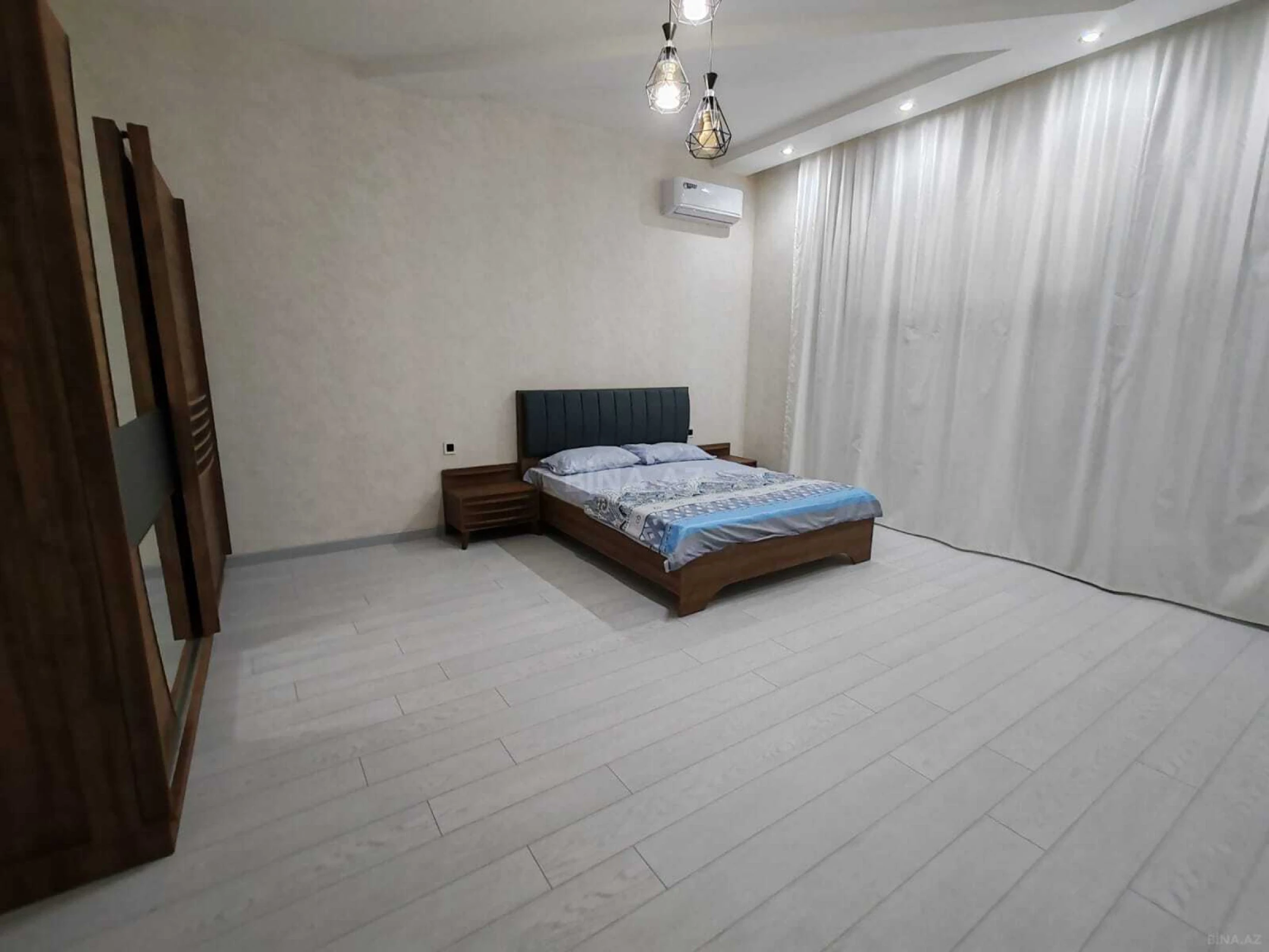 Satılır 5 otaqlı həyət evi 300 m²