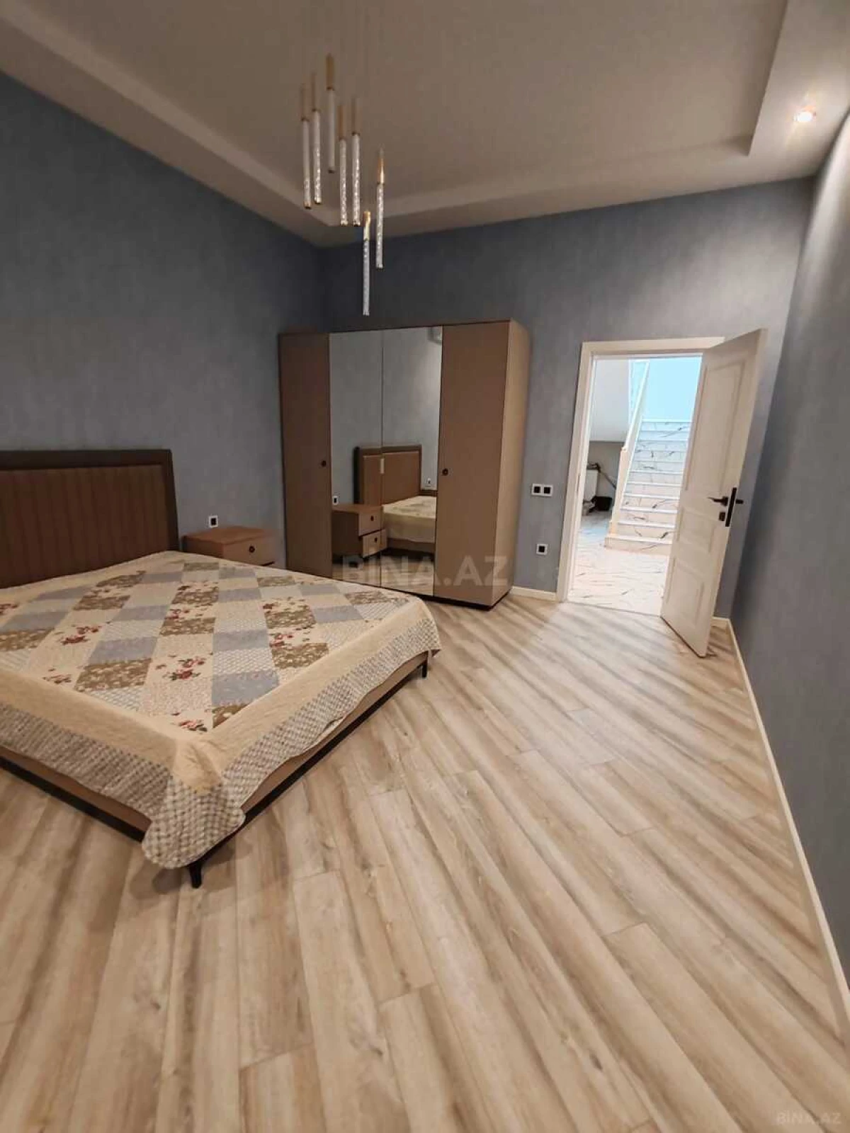 Satılır 5 otaqlı həyət evi 300 m²