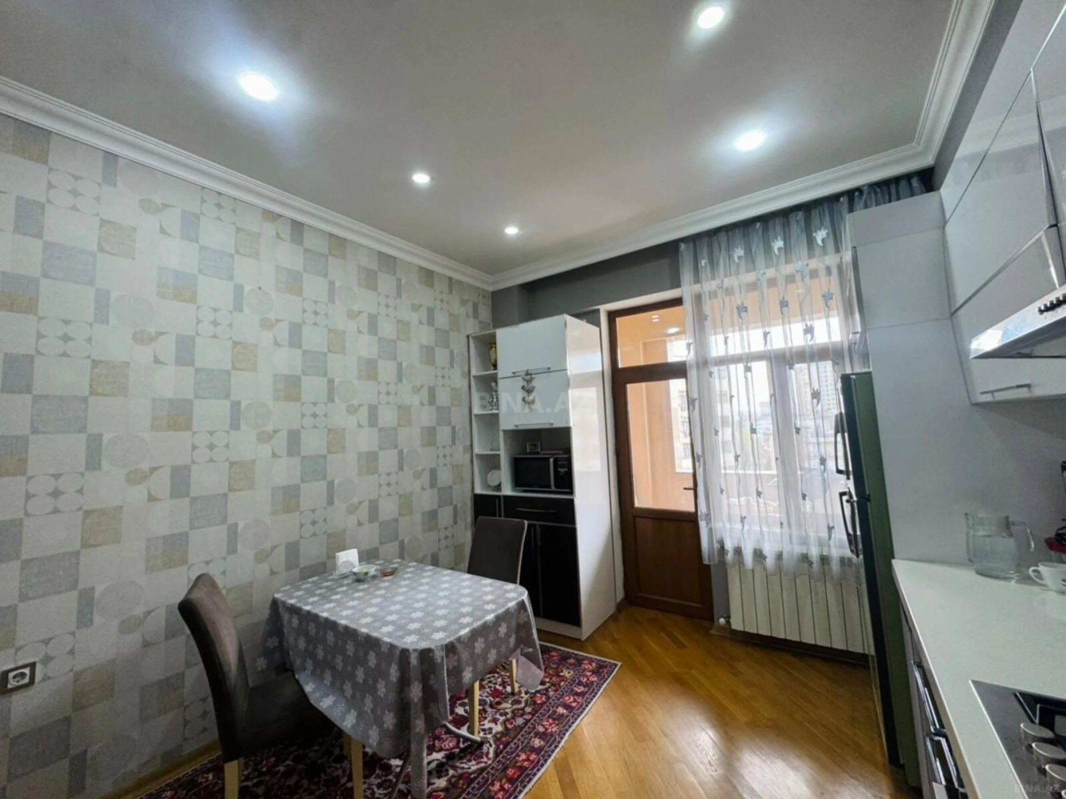 Satılır 3 otaqlı mənzil 135 m²