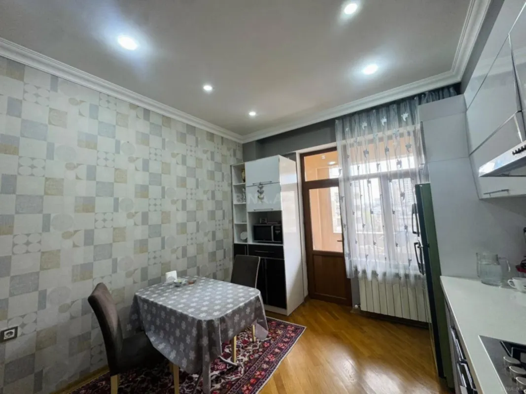 Satılır 3 otaqlı mənzil 135 m²