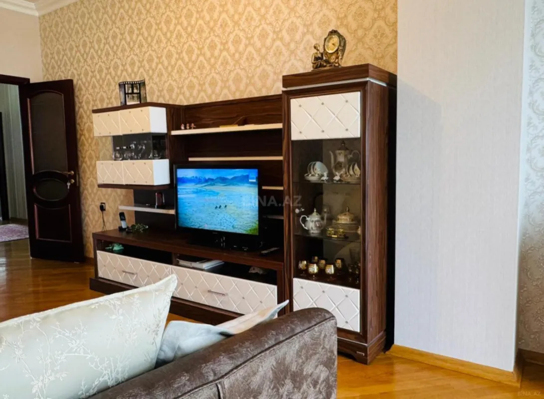 Satılır 3 otaqlı mənzil 135 m²