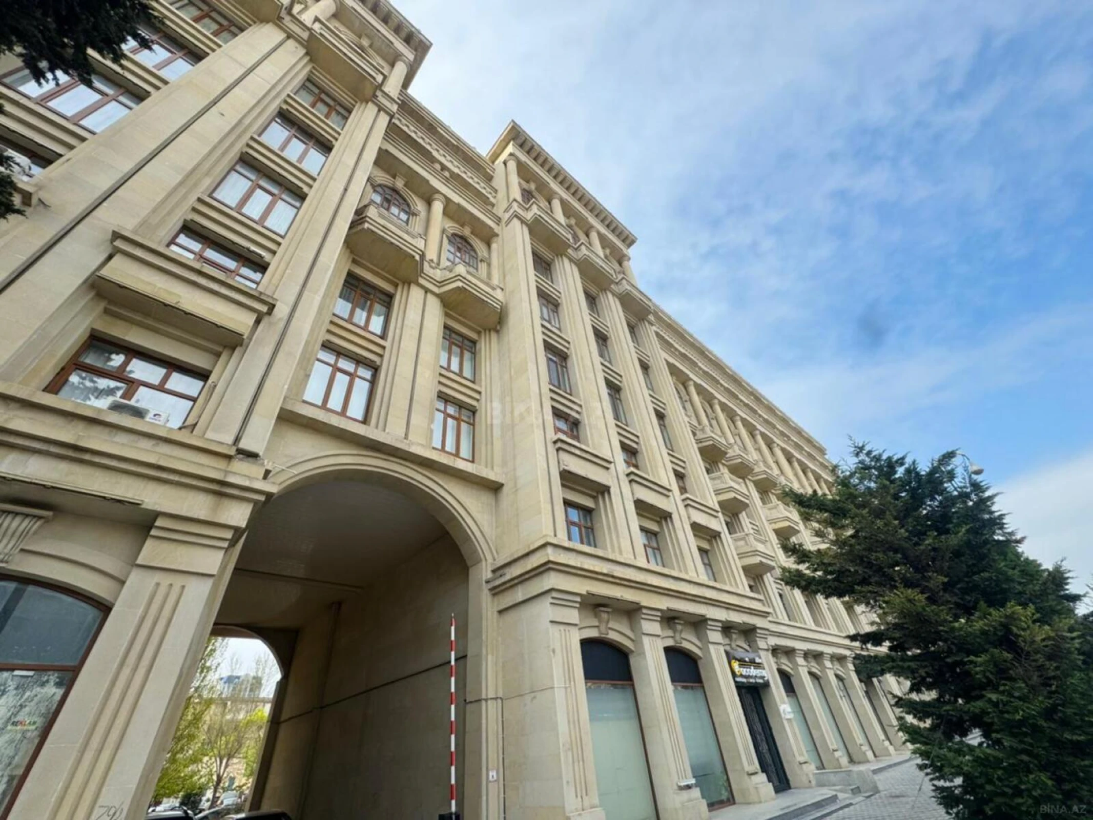 Satılır 3 otaqlı mənzil 135 m²