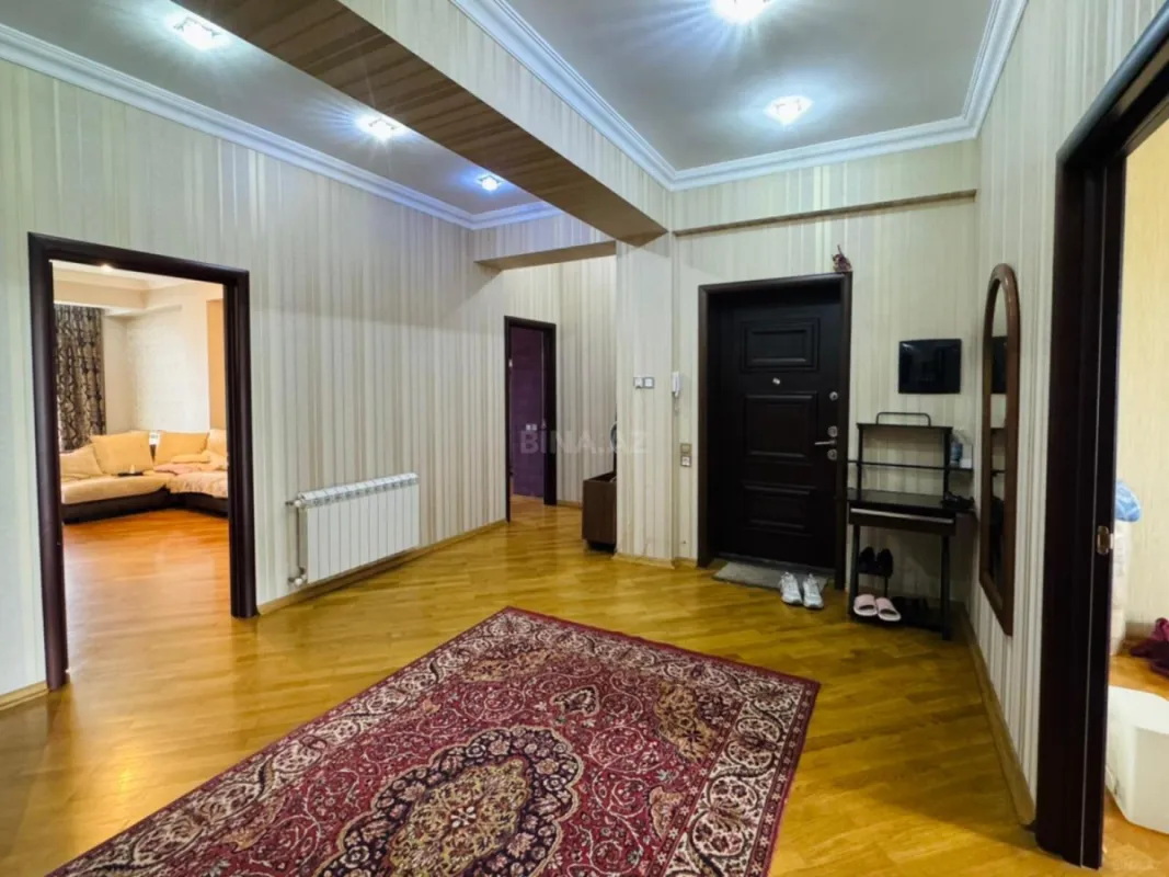 Satılır 3 otaqlı mənzil 135 m²