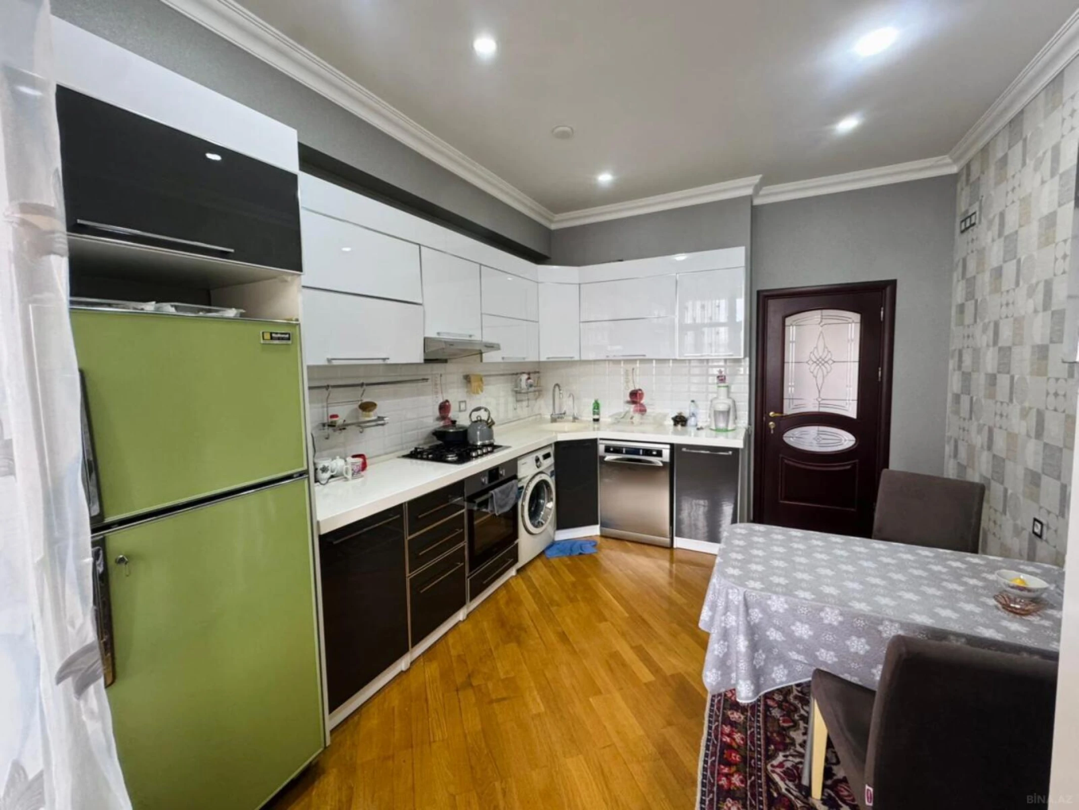 Satılır 3 otaqlı mənzil 135 m²