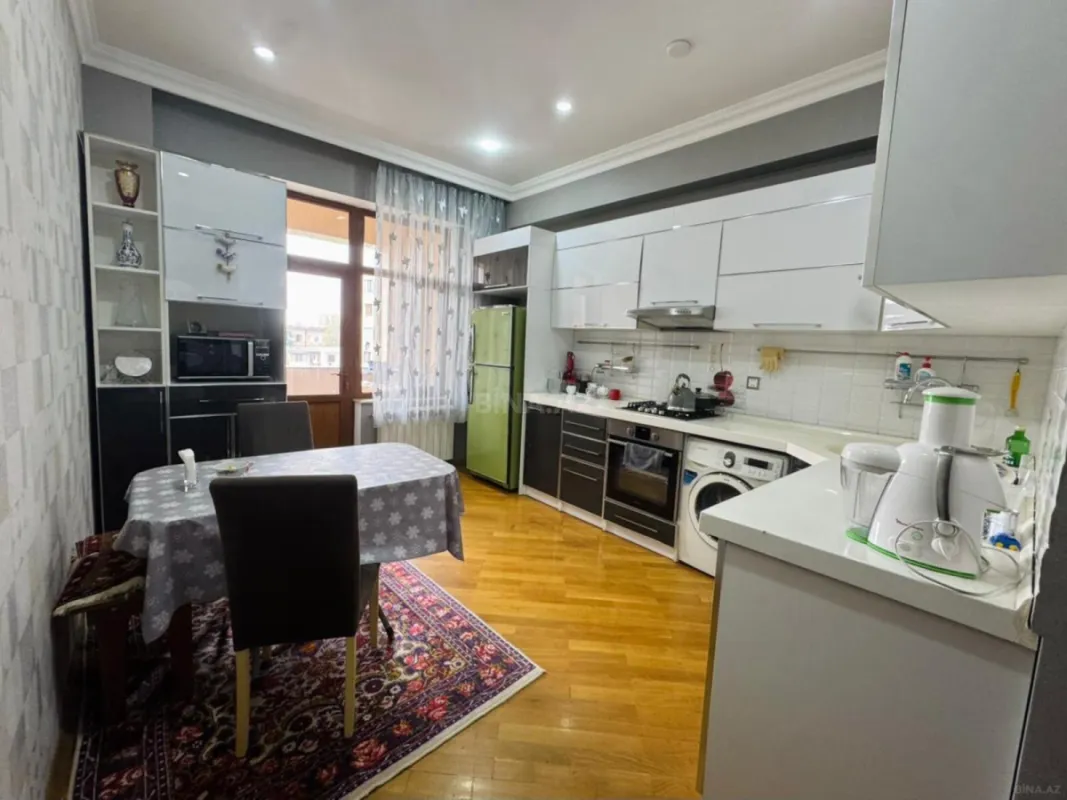 Satılır 3 otaqlı mənzil 135 m²
