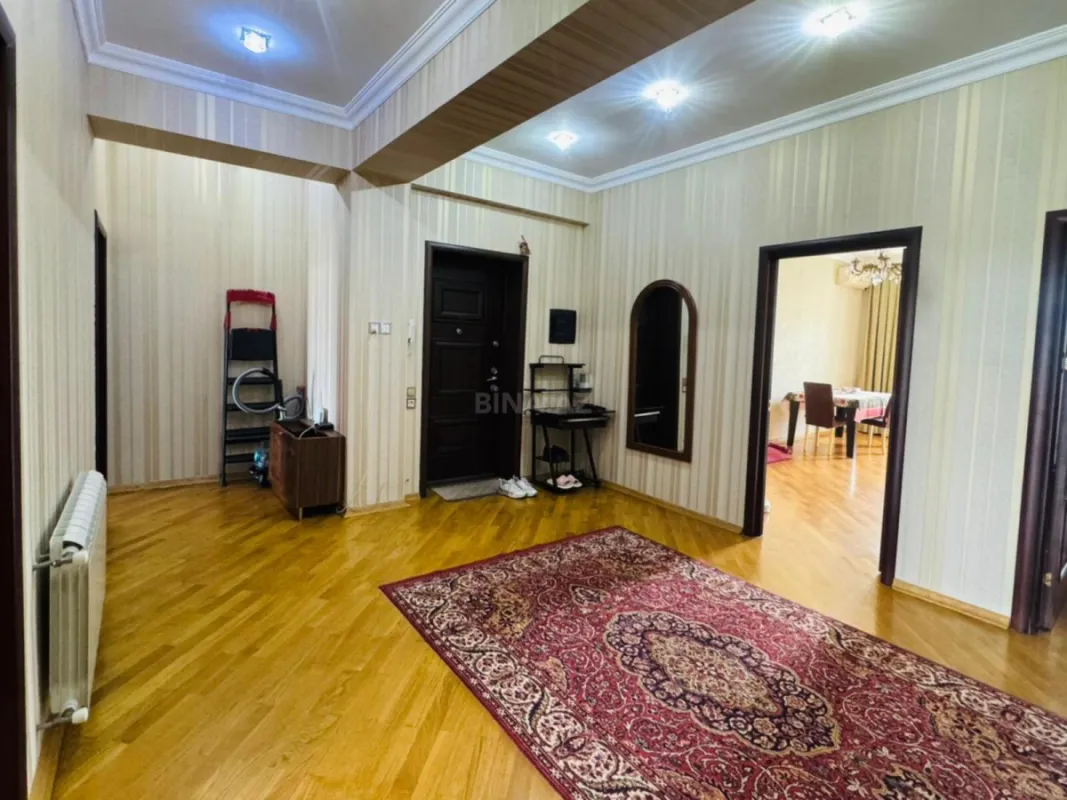 Satılır 3 otaqlı mənzil 135 m²